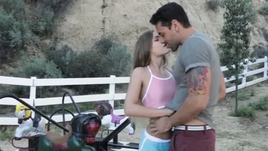 Парень устроил на улице …