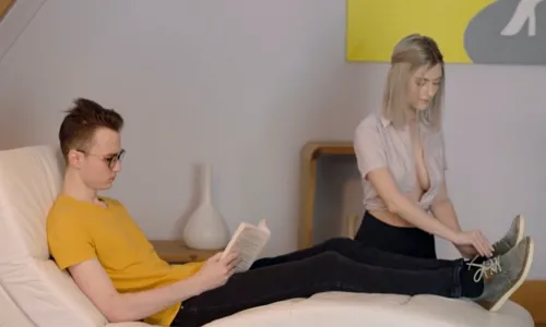 Сестра с красивыми сиськ…