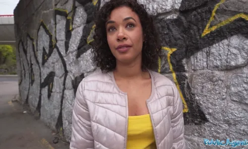 Мулатка расплачивается з…