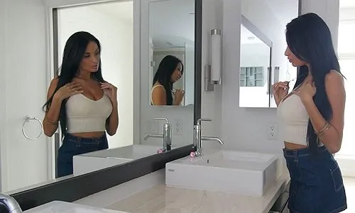 Зрелая брюнетка с пробко…